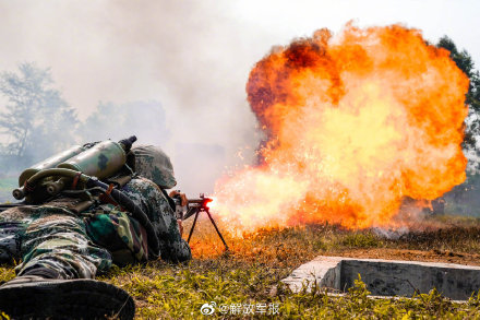 真火热喷火兵实喷训练热血瞬间