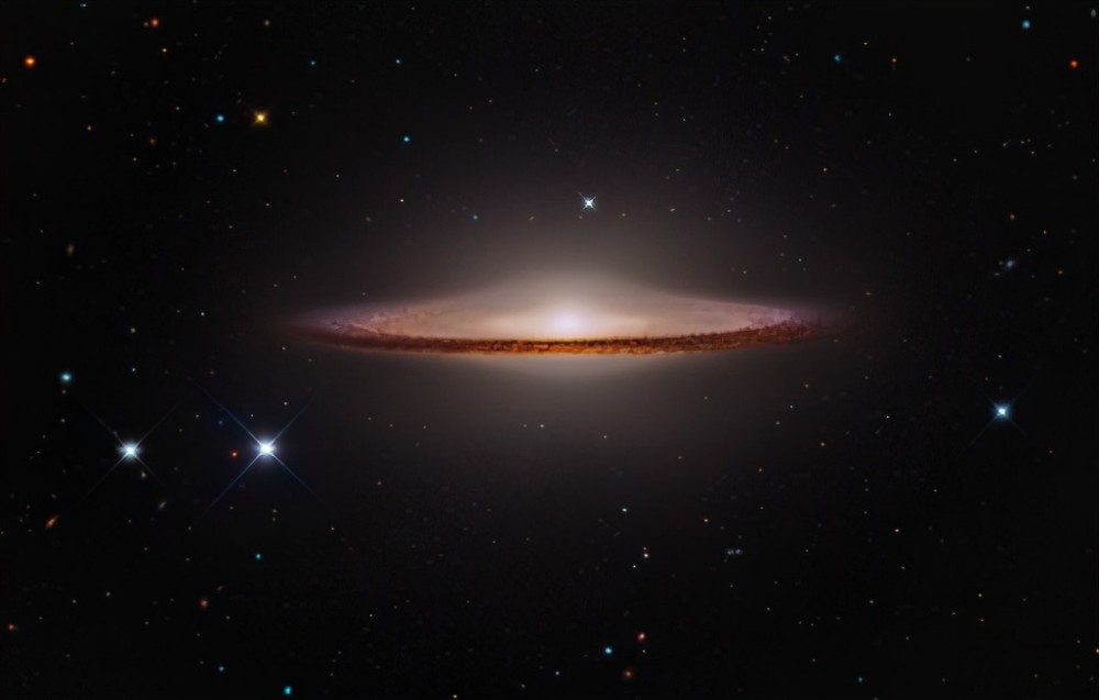 哈勃望远镜下:2930万光年之外,84万光年直径的草帽星系