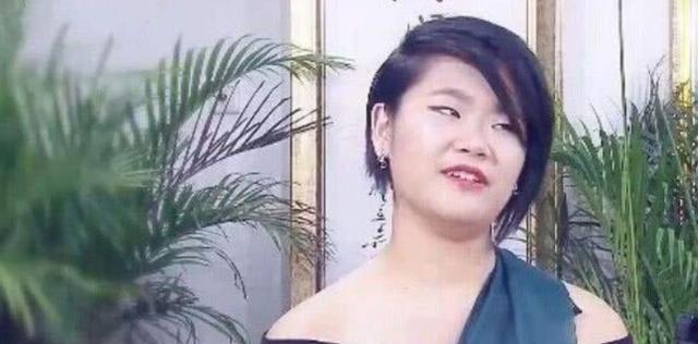 毕福剑25岁的女儿大变样,一头短发配尖头皮鞋,像个假小子
