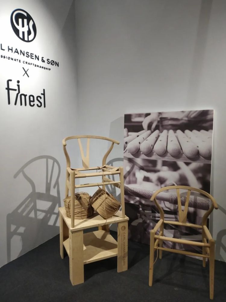 这次展会上,恰巧遇见了丹麦著名家具设计大师 汉斯·瓦格纳设计的"y椅