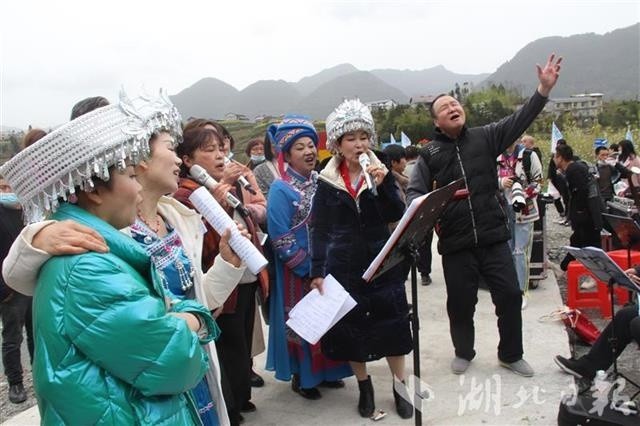 建始长梁镇梨节花开幕 引千名游客