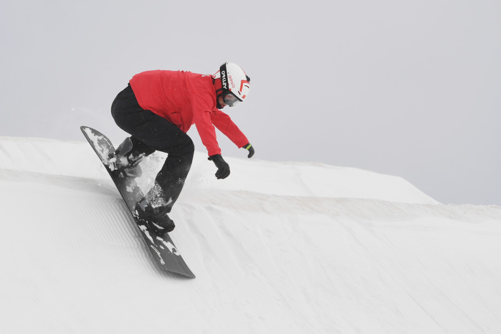 3月20日,自由式滑雪障碍追逐运动员纪立家在训练中.
