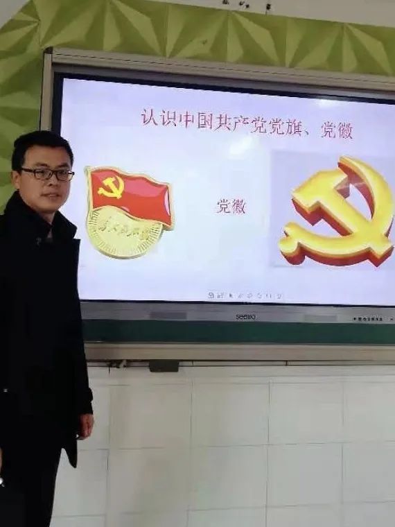 组织学生观看《党史钩沉——国之歌》视频,让学生知党史,明志向