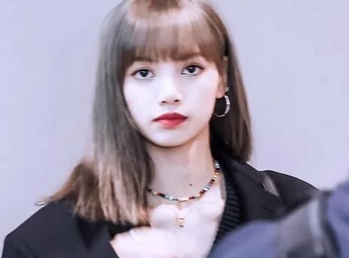 老师撞脸女星"lisa"走红,五官宛如复制粘贴,长相甜美被赞"女神"