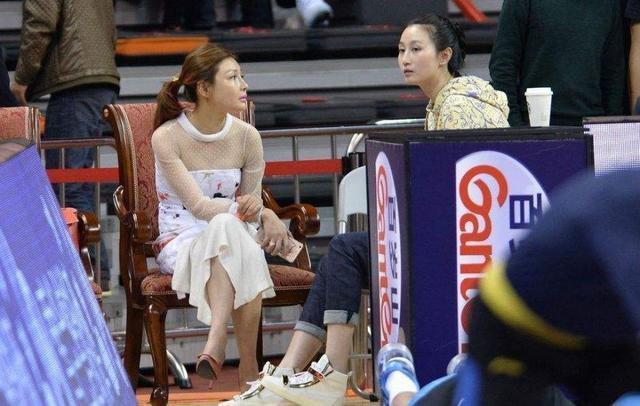 她是易建联的老板娘,身价超40亿,后背纹身很精致,40岁风采依旧