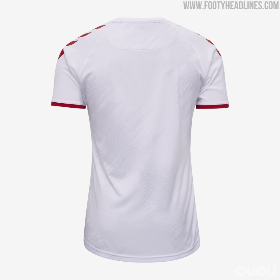 基于同一模板,hummel丹麦2021客场球衣主体为白色,带有红色徽标和镶边