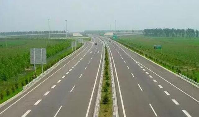 山西一条高速公路开始扩建,由四车道扩成八车道,就在晋城境内