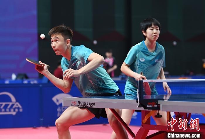 广西队队员蔡伟(左)和郭芮辰在在混双比赛中.