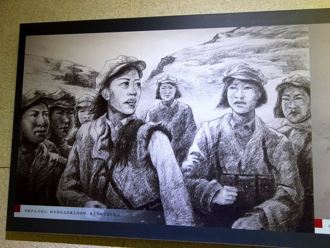 她一个西路军女战士从万人坑中被救出在山里爬行三天才获救