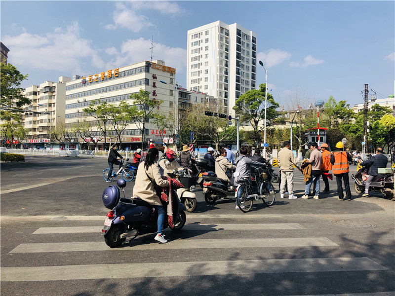 昆明多个路口安全岛拆除有人欢喜有人忧