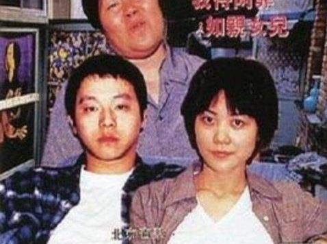 2006年窦唯点燃卓伟车被捕后娶了在警局门口拉横幅示爱的女粉丝