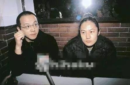 2006年窦唯点燃卓伟车被捕后娶了在警局门口拉横幅示爱的女粉丝