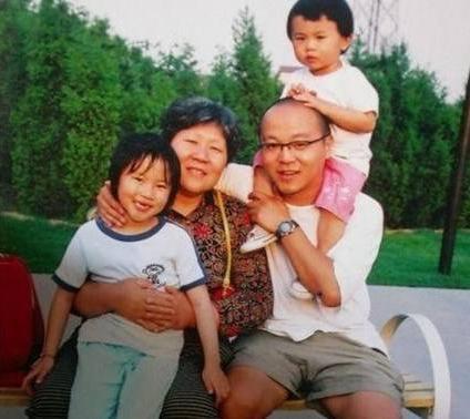 2006年窦唯点燃卓伟车被捕后娶了在警局门口拉横幅示爱的女粉丝