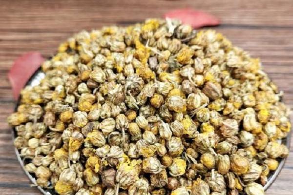 泡水 孕妇:野菊花属于寒性物质,服用后可以起到降火,缓解便秘的功效