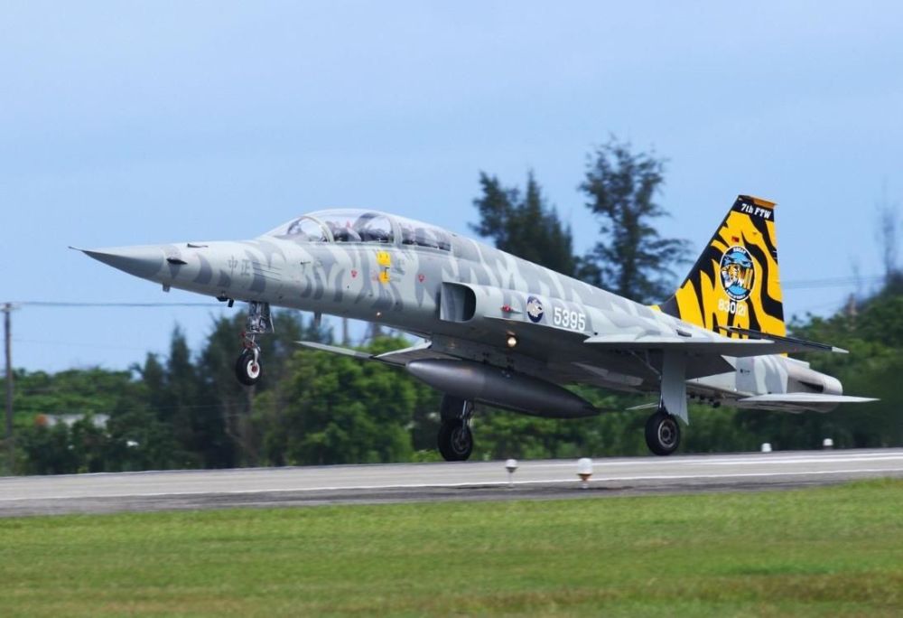 冷战僵尸:f-5e战机坠海,台媒扒出该机黑历史,服役超40年