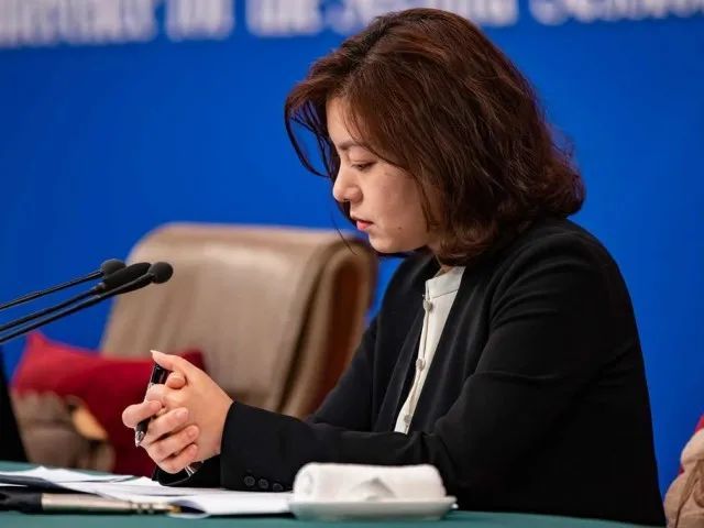 又飒又美,中美会谈连续翻译16分钟不掉线,下次再拍偶像剧应该照着张京