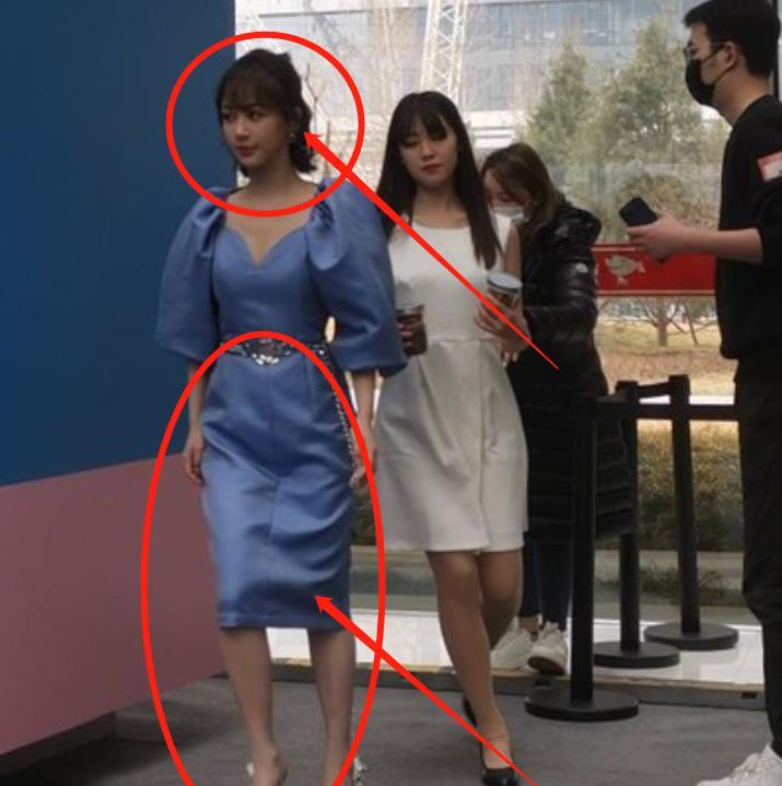 杨紫出席活动被拍,无美颜镜头下又白又瘦,生图却暴露真实腿围