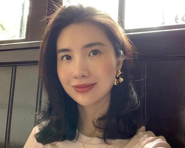 董花花晒出旅游照,手中戒指暴露婚姻真相,与张大奕对比鲜明