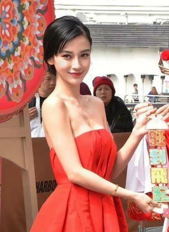 angelababy红色抹胸长裙出席活动好身材藏不住美到爆