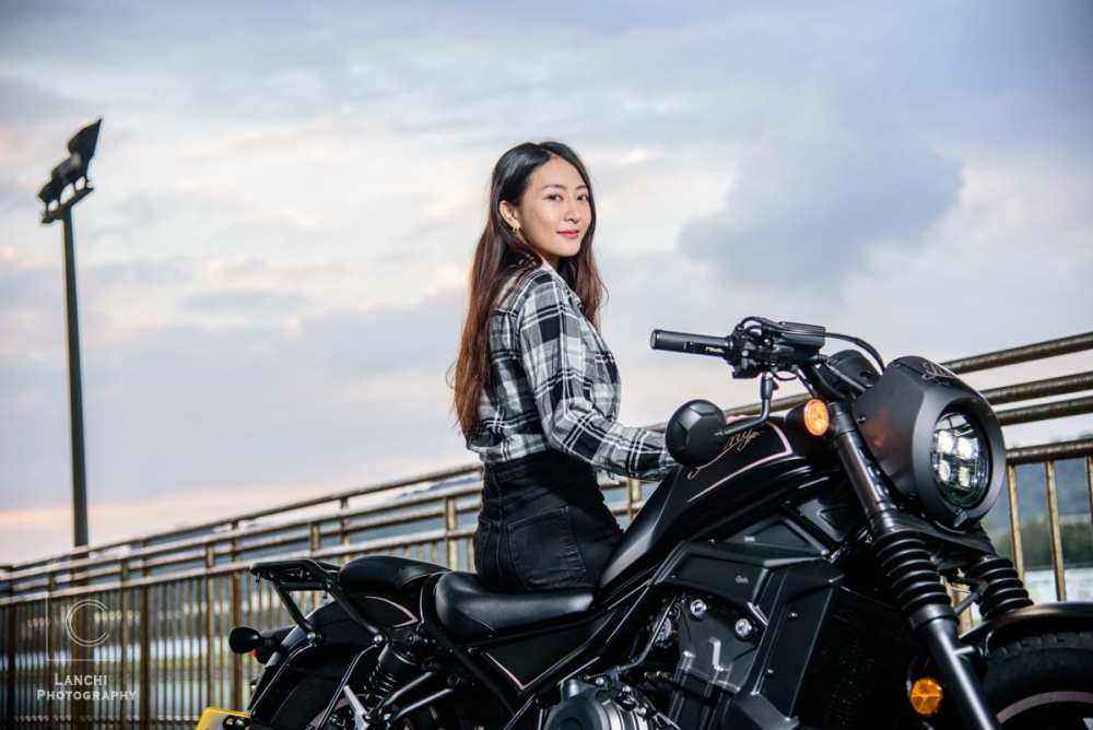 本田rebel 500:美式灵魂日系工艺,美女车主骑行体验