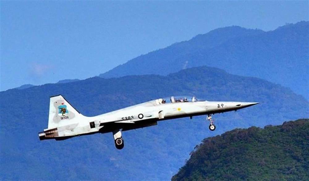 据台湾"中时新闻网"报道   台空军2架f-5e战斗机22日进行炸射航线训练