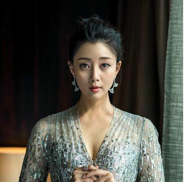 女明星殷桃身材迷人,四十岁竟无赘肉,毫不逊色当代年轻女星