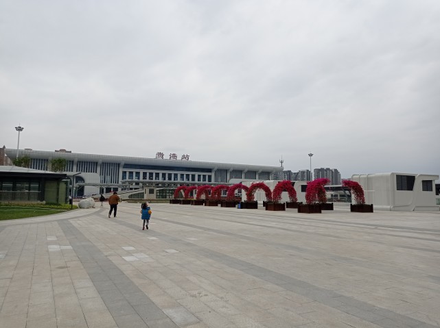 贵港高铁站的站前广场,在广西能排前三吗?像公园一样