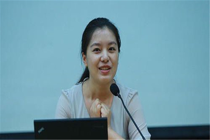女翻译官张京又美又飒!果然专业能力才是立足职场的王道