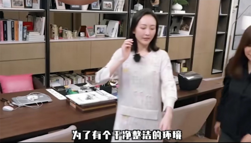 王鸥的二层复式大宅!客餐书房无隔断都在一个区域,也太乱了吧?