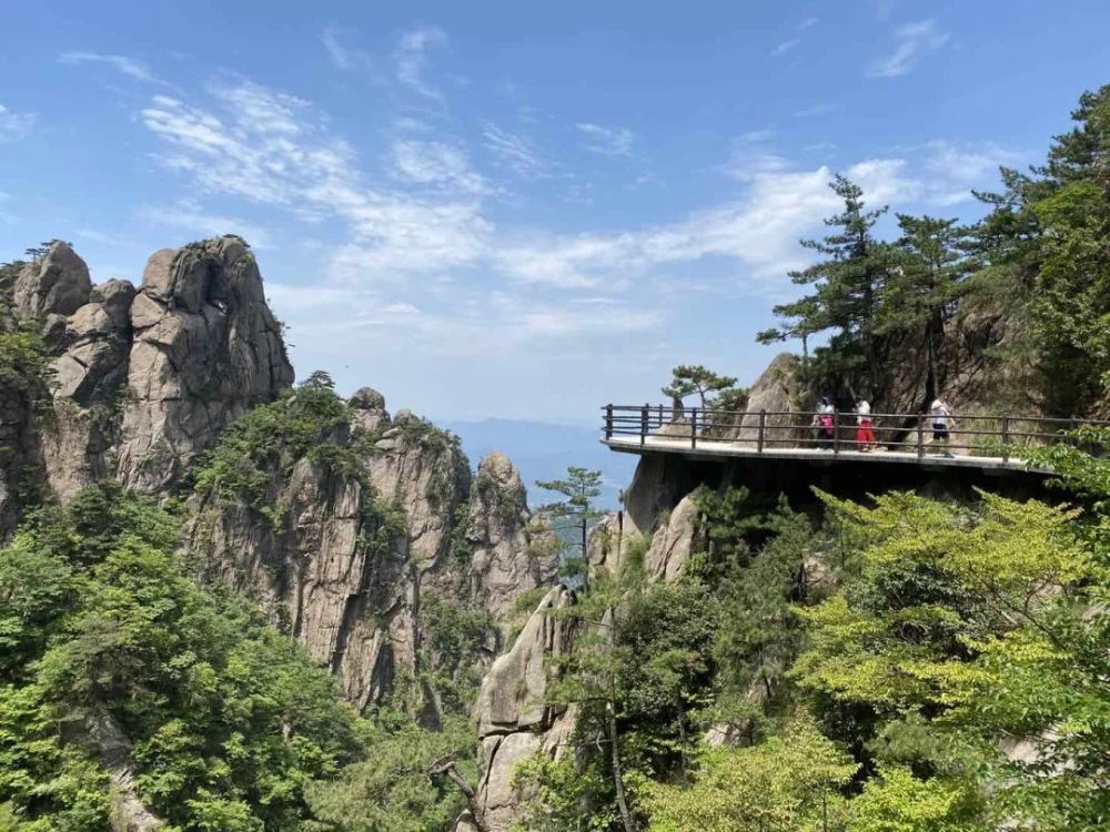 景区内峰高独秀,山花繁盛, "花台春色"是九华新十景之一