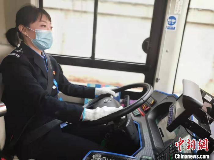 公交车女司机苏日娅:坚持14年用蒙汉双语温暖乘客