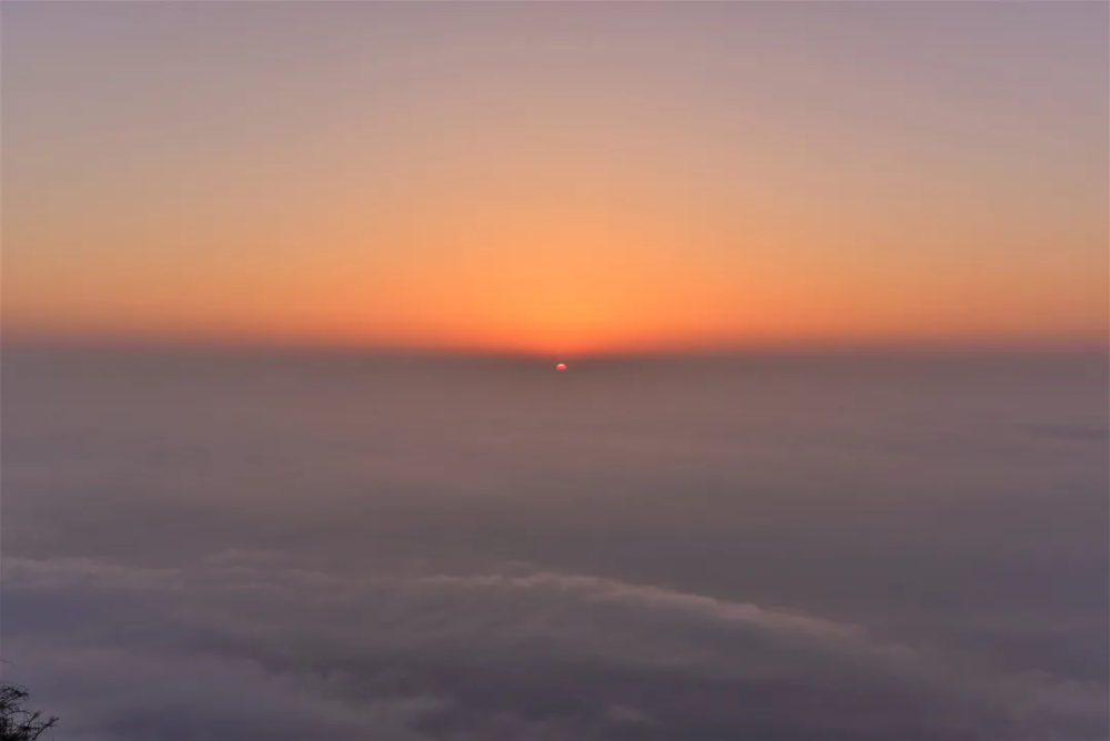 破晓时分 晨曦如梦 又是一个绚丽多彩的早晨 又是充满希望的一天 眼