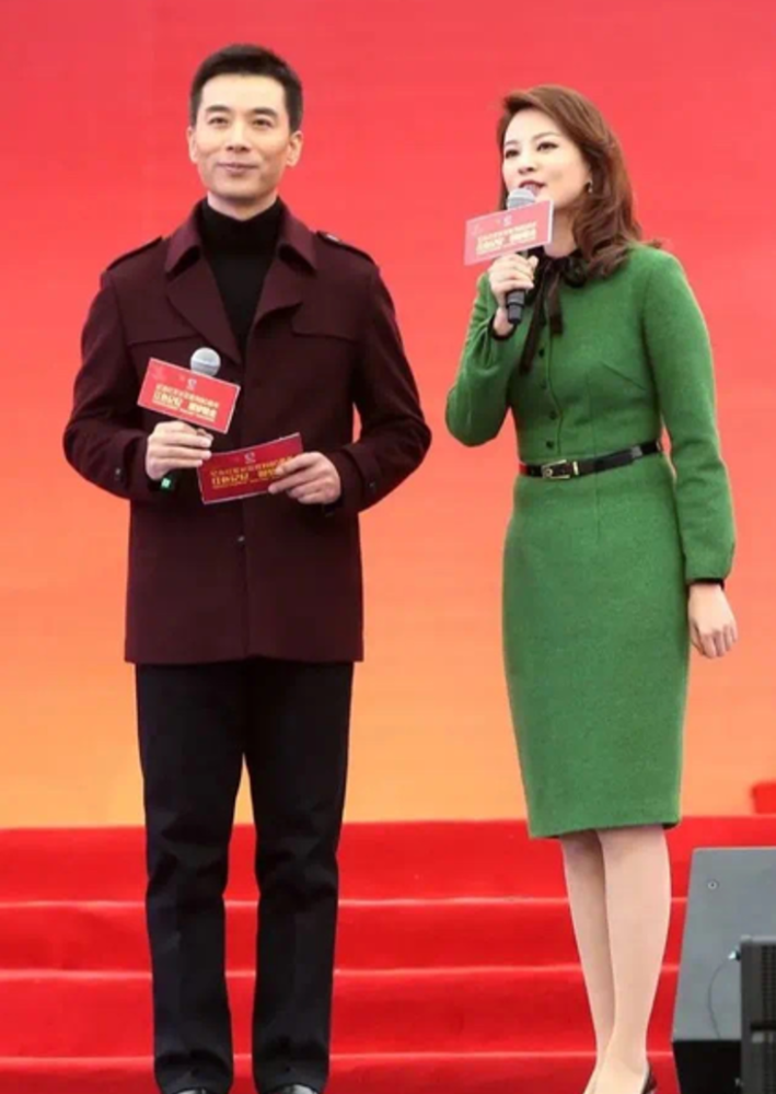 "央视三姐"刘芳菲,不仅气质佳还很会穿,40 女人真得多