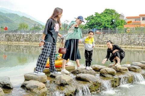 揭西县关山村昔日穷困地 如今"网红村"