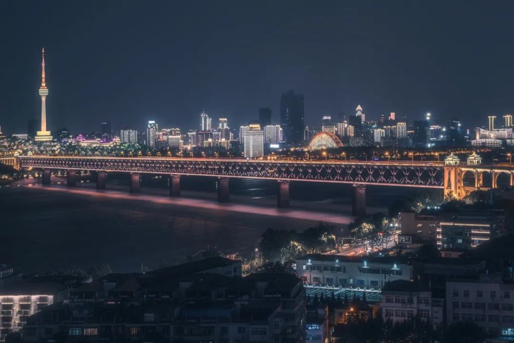 开放时间:全天 门票:免费 // 武汉长江大桥 横跨于武昌蛇山和汉阳