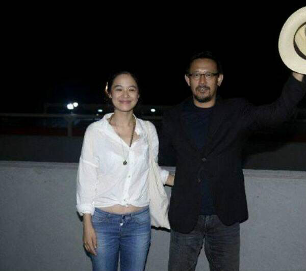 周韵与丈夫合体秀恩爱,穿抹胸裙性感高贵,老公搂腰宠妻好甜蜜