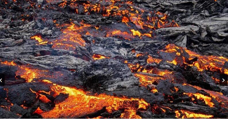 由于冰岛火山喷发,有很多游客用熔岩烤热狗