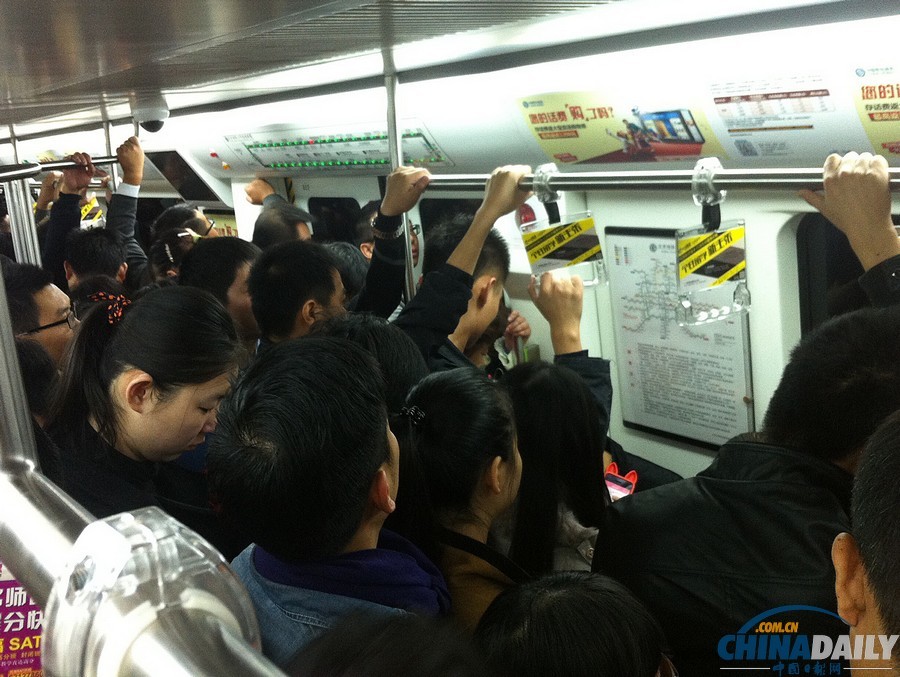 北京地铁的早高峰这么挤!你还愿意来北京吗?