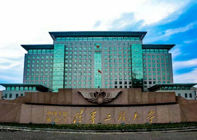 中国人民解放军空军工程大学位于古都西安,简称"空工大",是中央军委