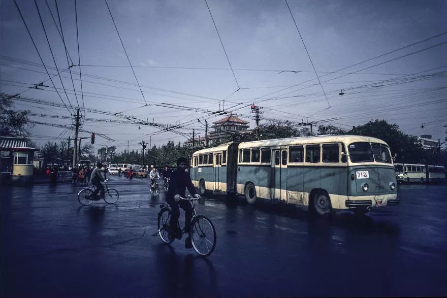 国家艺术博物馆前的无轨电车,北京,1987年