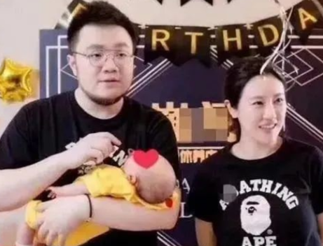 30岁巴图妻子烟不离手,动作娴熟姿势老练赛于谦,知道?