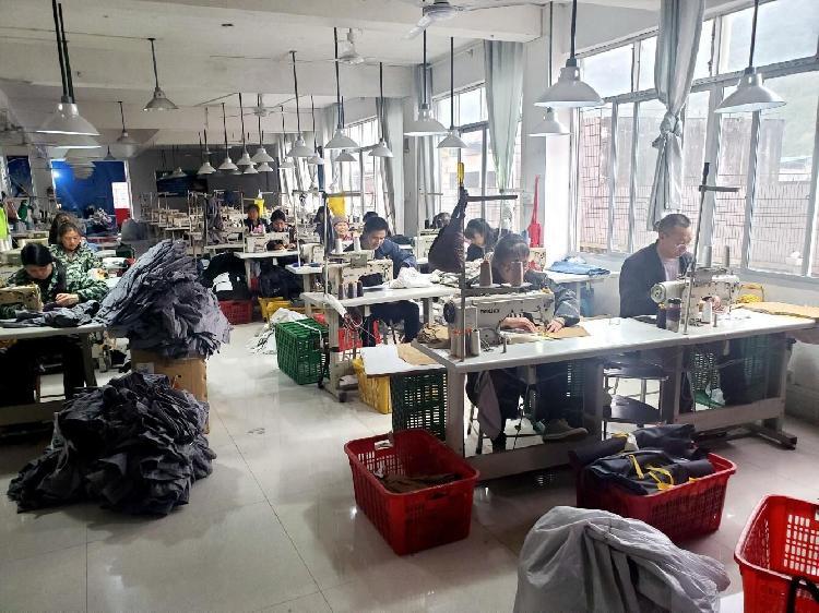 巫山县起源服装公司一个扶贫车间内,工人们正在加工一批服装.