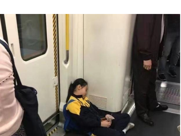 深圳一地铁上演心酸一幕,一名小学生在过道睡着,无人问津