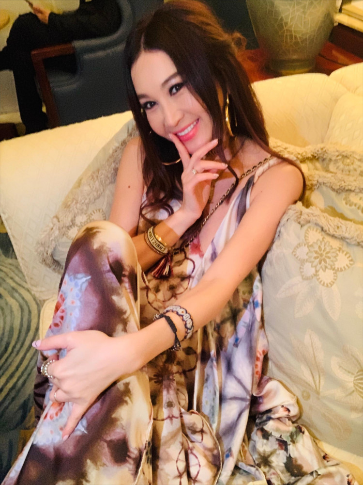 温碧霞人老心不老,一把年纪还穿红短裙扮嫩,造型终于舍得换了