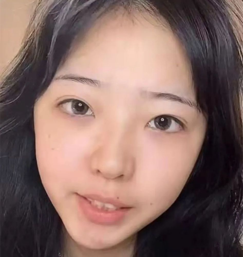 00后娇妻郝一点素颜照流出手指粗糙又胖滤镜比刘思瑶还重