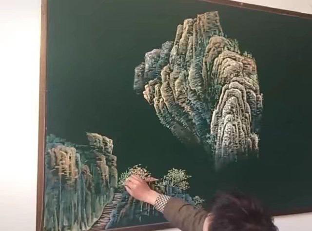 小学老师痴迷山水画,在黑板上画下江河湖海,专家看后