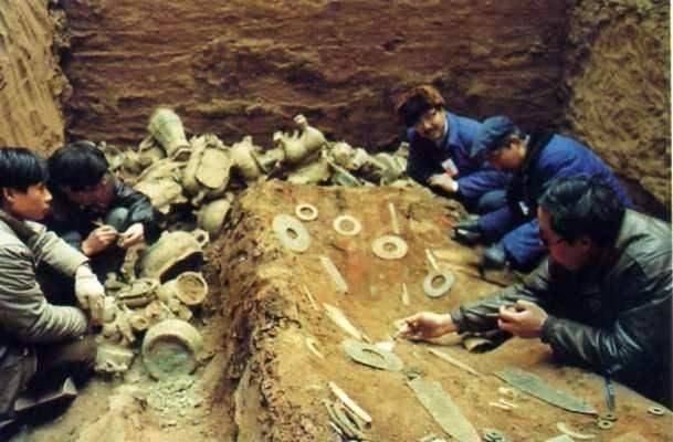 三门峡发现一古墓,出土两奇物,揭开千年古国历史谜团