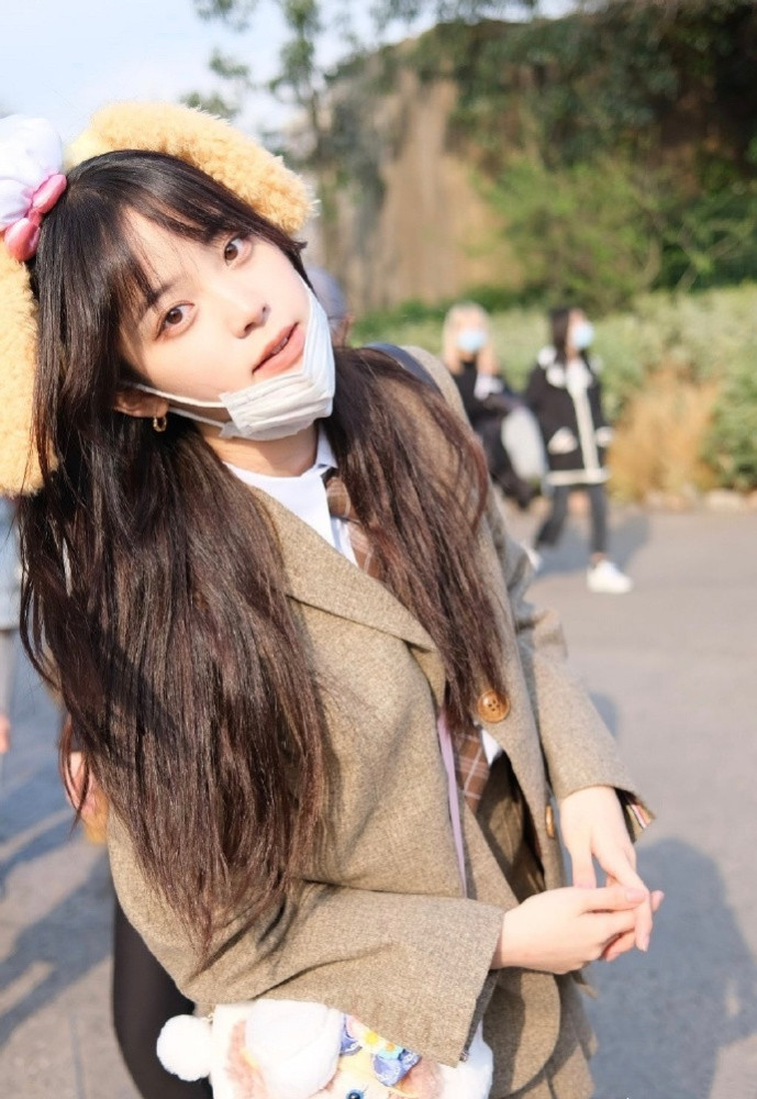 欧阳娜娜才是校园女神,衬衣 短裙秀美腿,名媛气质惹人