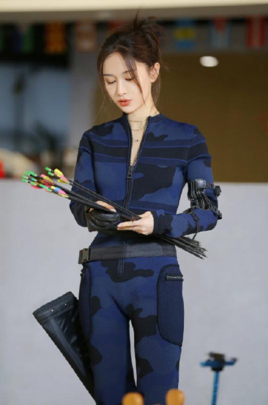 王子文穿射箭装
