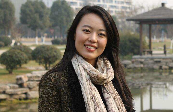 陈曦生前是上海体育频道的主持人,她在2020年4月因病去世,享年42岁.